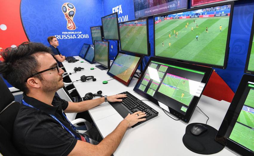 Teknologi Canggih VAR: Dampaknya pada Sepak Bola Modern
